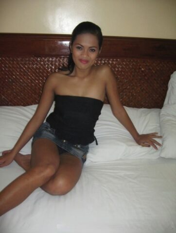 Asian babe Kristy strips and sucks a dick before riding it on a bed