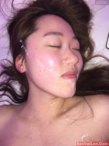 Lỡ trớn bắn tinh đầy mặt em yêu Lỡ trớn bắn tinh đầy mặt em yêu